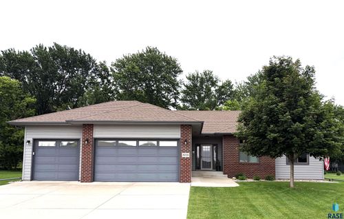 5725 E Meadow Oak Cir, Sioux Falls, SD, 57110-3056 | Card Image