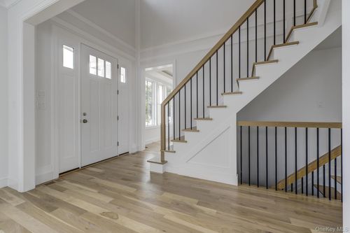 16 Travers St, Manhasset, NY, 11030-2224 | Card Image