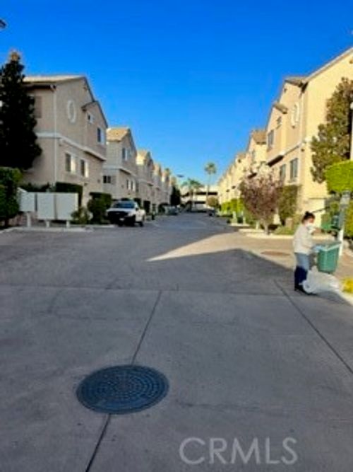 70-9301 Shirley Dr, Canoga Park, CA, 91304-1040 | Card Image