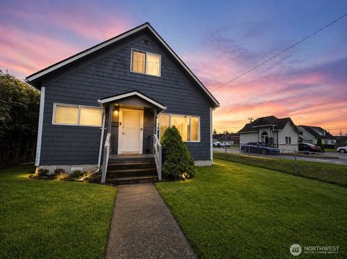 909 E 2nd St, Aberdeen, WA, 98520-2819 | Card Image