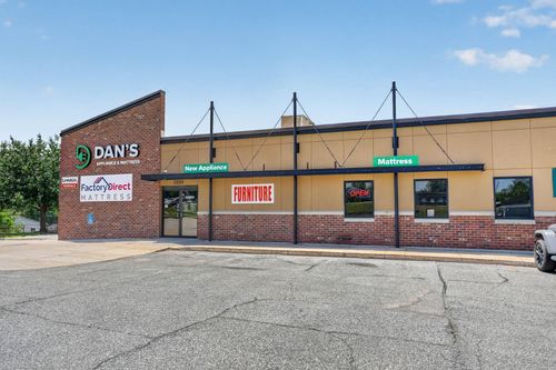 3295 University Avenue, Waterloo, IA, 50701 | Card Image
