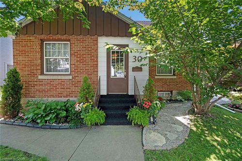 30 Centre St, Cambridge, ON, N1R4E5 | Card Image