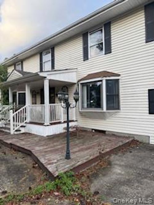 60 Valleywood Rd, Smithtown, NY, 11787-4207 | Card Image