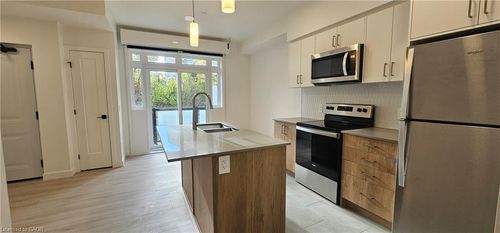 61-31 Mill St, Kitchener, ON, N2G2Y2 | Card Image