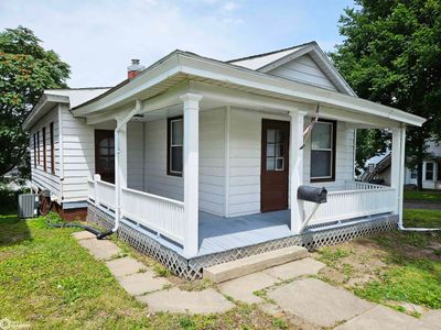 235 S 8th Street, Home with 3 bedrooms, 1 bathrooms and null parking in Burlington IA | Image 2