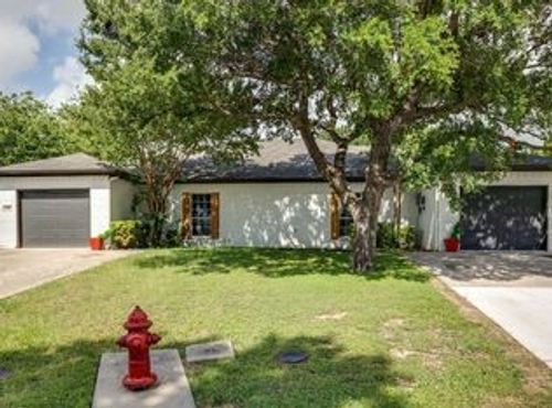 911 Lake Dr, Grand Prairie, TX, 75051-2300 | Card Image
