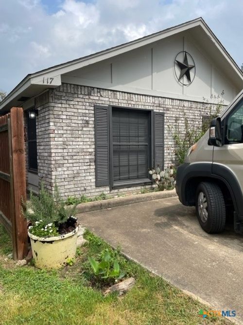 117 E Crockett St, Luling, TX, 78648-2401 | Card Image