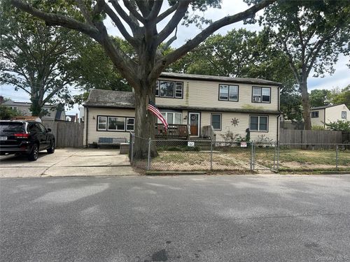 104 27th St, Copiague, NY, 11726-2622 | Card Image