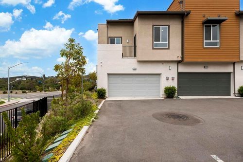 1050 Kendale Way, Vista, CA, 92081-7986 | Card Image