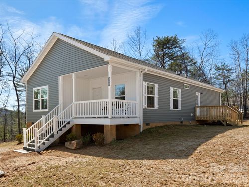 18 Eagle Dr, Hendersonville, NC, 28792-8703 | Card Image