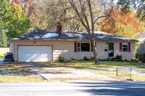 6619 Willow Ave, Raytown, MO, 64133-5215 | Card Image