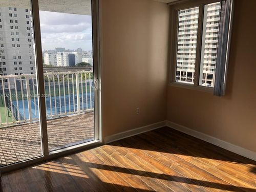 e1001-800 N Miami Ave, Miami, FL, 33136-3543 | Card Image