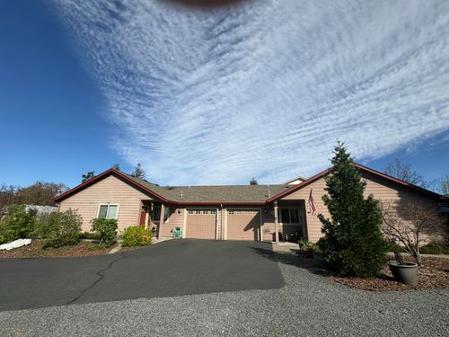 415 Marion Ln, Grants Pass, OR, 97527-5570 | Card Image