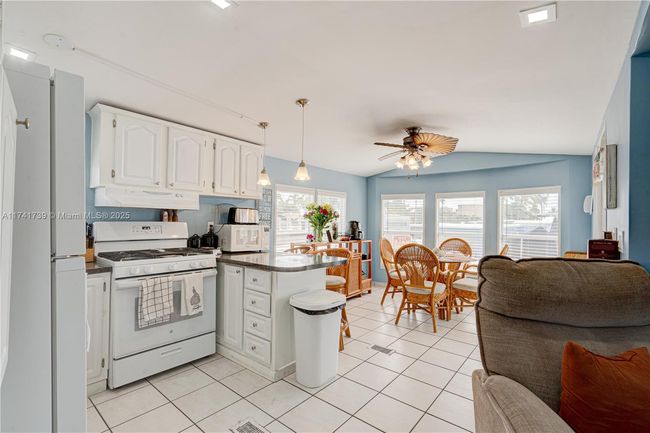 65821 Overseas Hwy, House other with 2 bedrooms, 1 bathrooms and null parking in Long Key FL | Image 12