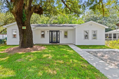 426 Demontluzin Ave, Bay Saint Louis, MS, 39520-3504 | Card Image