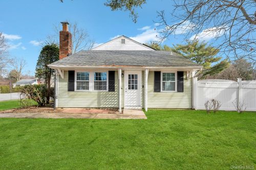 65 Federal Ln, Coram, NY, 11727-1620 | Card Image