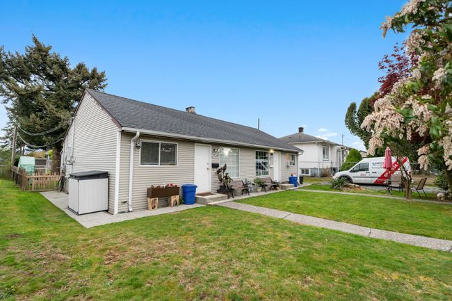7528 Sharpe Street, Home with 2 bedrooms, 2 bathrooms and 4 parking in Mission BC | Image 3