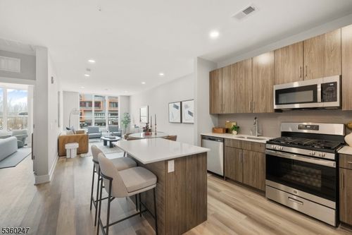 110 Goldsborough Dr, Bayonne, NJ, 07002-7528 | Card Image