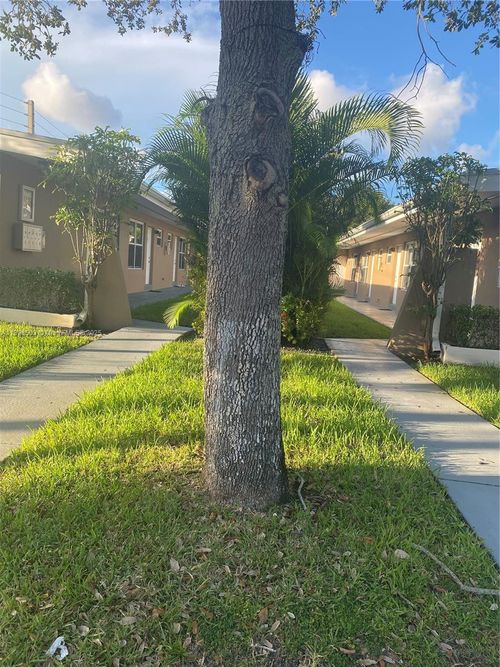 apt-6-2011 Ne 167th St, North Miami Beach, FL, 33162-3270 | Card Image