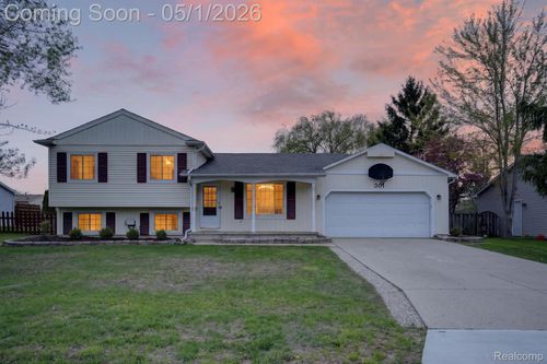 301 Lindenwood Dr, Linden, MI, 48451-8942 | Card Image