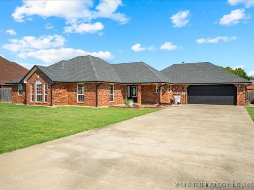 1045 W Mcintosh Ave, Checotah, OK, 74426-4413 | Card Image