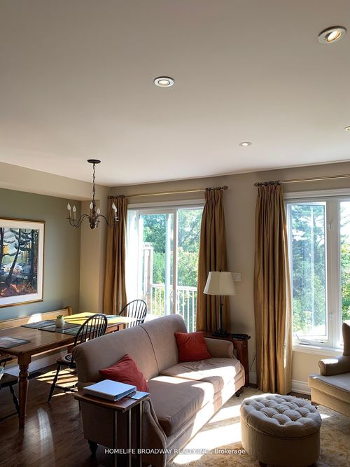 720 Wendy Culbert Cres, Newmarket, ON, L3X0A4 | Card Image