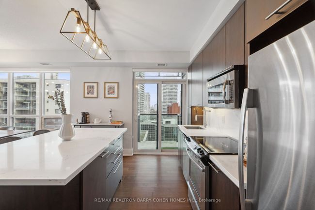 1414 - 70 Roehampton Ave, Condo with 2 bedrooms, 2 bathrooms and 1 parking in Toronto ON | Image 7