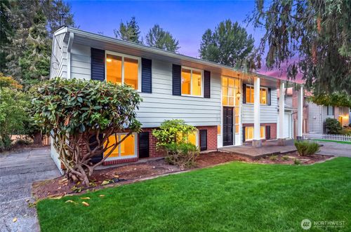 15627 Se 11th St, Bellevue, WA, 98008-5009 | Card Image