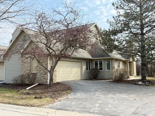 N21W24093 Dorchester Dr, Pewaukee, WI, 53072-4693 | Card Image