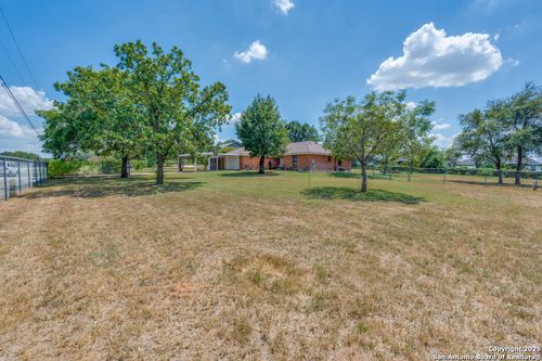 124 Country Gdns, La Vernia, TX, 78121-9540 | Card Image