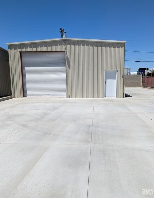 302 Mount Vernon Ave, Bakersfield, CA, 93307-2744 | Card Image