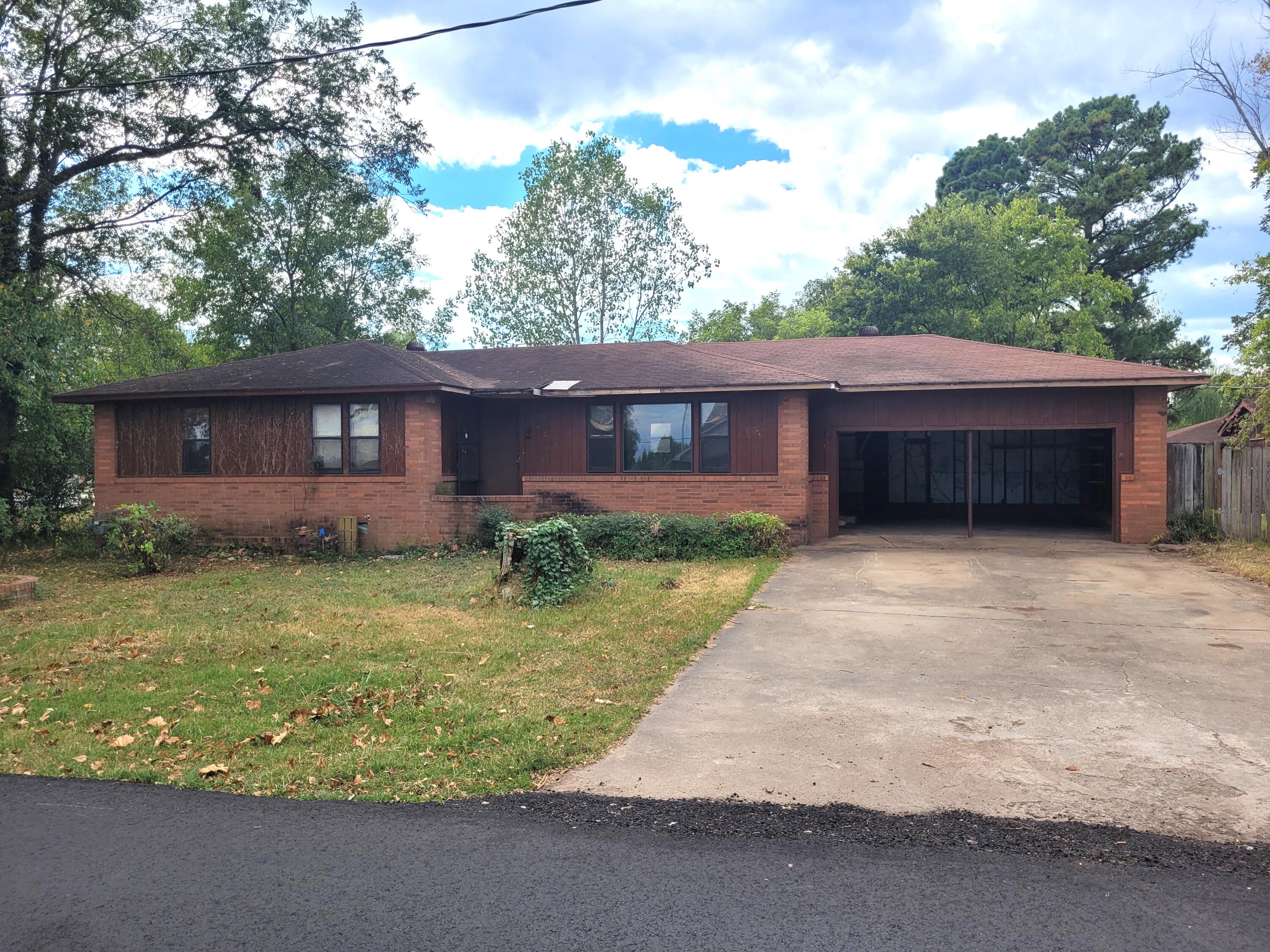 Carlton Dr, Clarksville, AR 72830