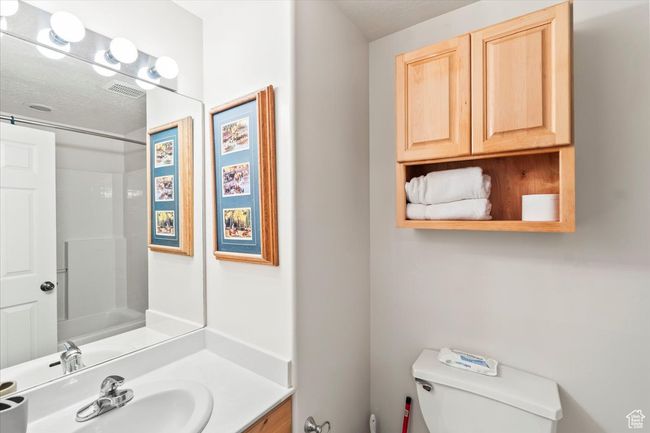 Hall bathroom | Image 12