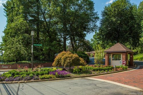 211 Hornbill Dr, Manhasset, NY, 11030-4014 | Card Image