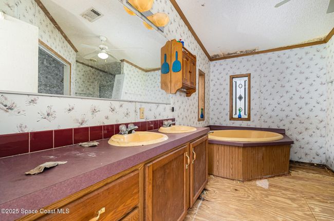 PRIMARY BATHROOM | Image 17