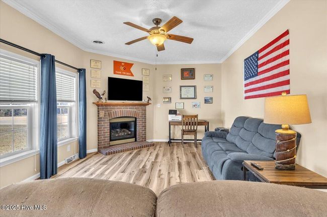 FAMILY ROOM | Image 10