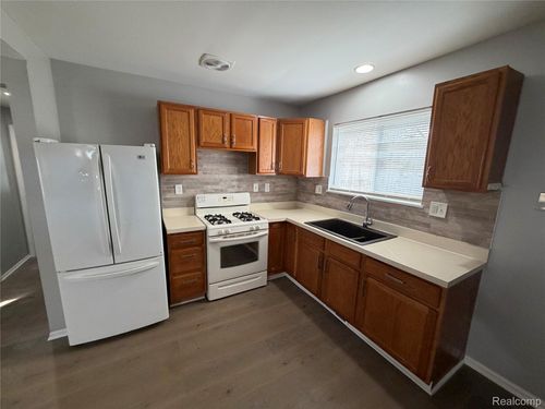 19445 Inkster Rd, Livonia, MI, 48152-2520 | Card Image