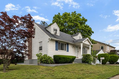 33 N Montgomery St, Valley Stream, NY, 11580-3802 | Card Image