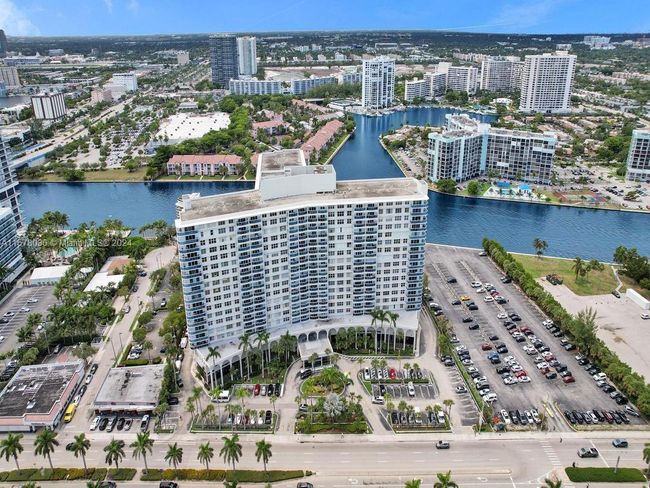 407 - 3800 S Ocean Dr, Condo with 2 bedrooms, 2 bathrooms and null parking in Hollywood FL | Image 2