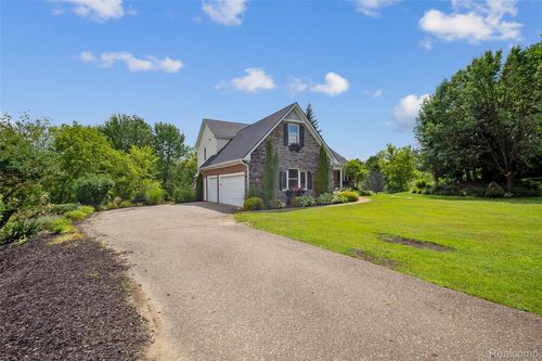 945 Gray Fox Ct, Howell, MI, 48843-9059 | Card Image