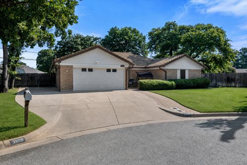 3809 Helmsford Dr, Arlington, TX, 76016-2703 | Card Image