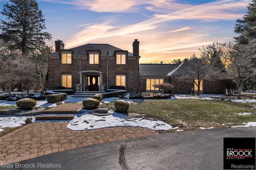 28351 W 14 Mile Rd, Farmington Hills, MI, 48334-1700 | Card Image