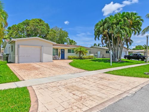 321 Nw 93rd Ave, Pembroke Pines, FL, 33024-6326 | Card Image