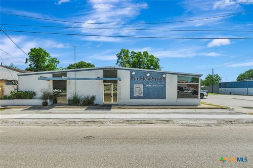 306 N Wells St, Edna, TX, 77957-2729 | Card Image