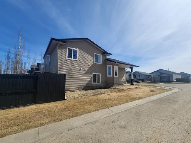2 Taylor Drive, Home with 4 bedrooms, 3 bathrooms and 4 parking in Lacombe AB | Image 3