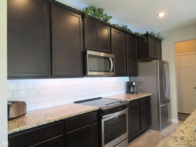 Lots of great work space and gorgeous counter tops! | Image 10