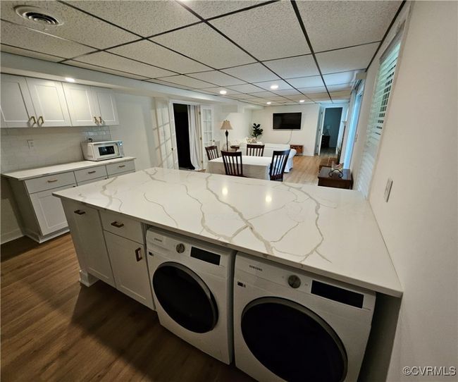 Kitchenette w/Quartz countertops | Image 48