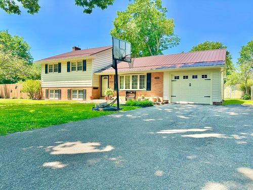 104 Wintergreen Ave, Clifton Forge, VA, 24422-3709 | Card Image