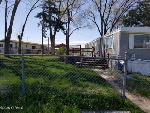 341 Johnson Rd, Selah, WA, 98942-8700 | Card Image