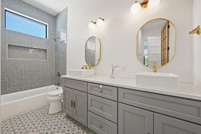 Bathroom attached to bedroom #4. | Image 25